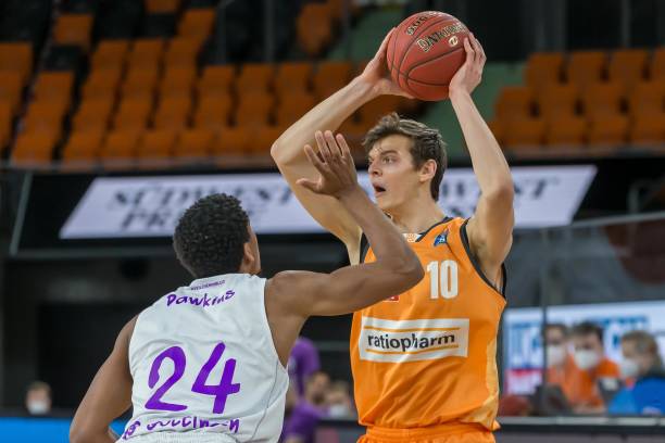 更是团队突 更是团队突